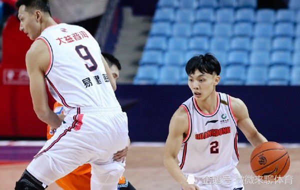 右路角球开到禁区金玟哉头球打在鲁奥身上折射破门，拜仁3-0斯图加特。