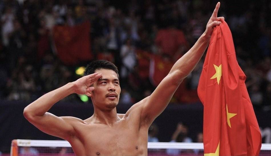 说完，他冲八人招了招手，笑道：你们的大师兄已经动弹不得了，就辛苦你们其他几个人，向着他靠拢一下，你们如果想死在一起，那就干脆在死之前抱成一团，你们如果不想死在一起，也可以分散的远一点，我给你们最后一分钟的时间准备。